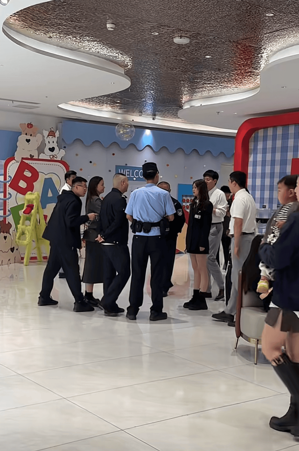 被網(wǎng)友莫名辱罵“上趕著當后媽”，江蘇女子一年后“闖”對方婚禮要求道歉？當事人發(fā)聲:西鳳酒
