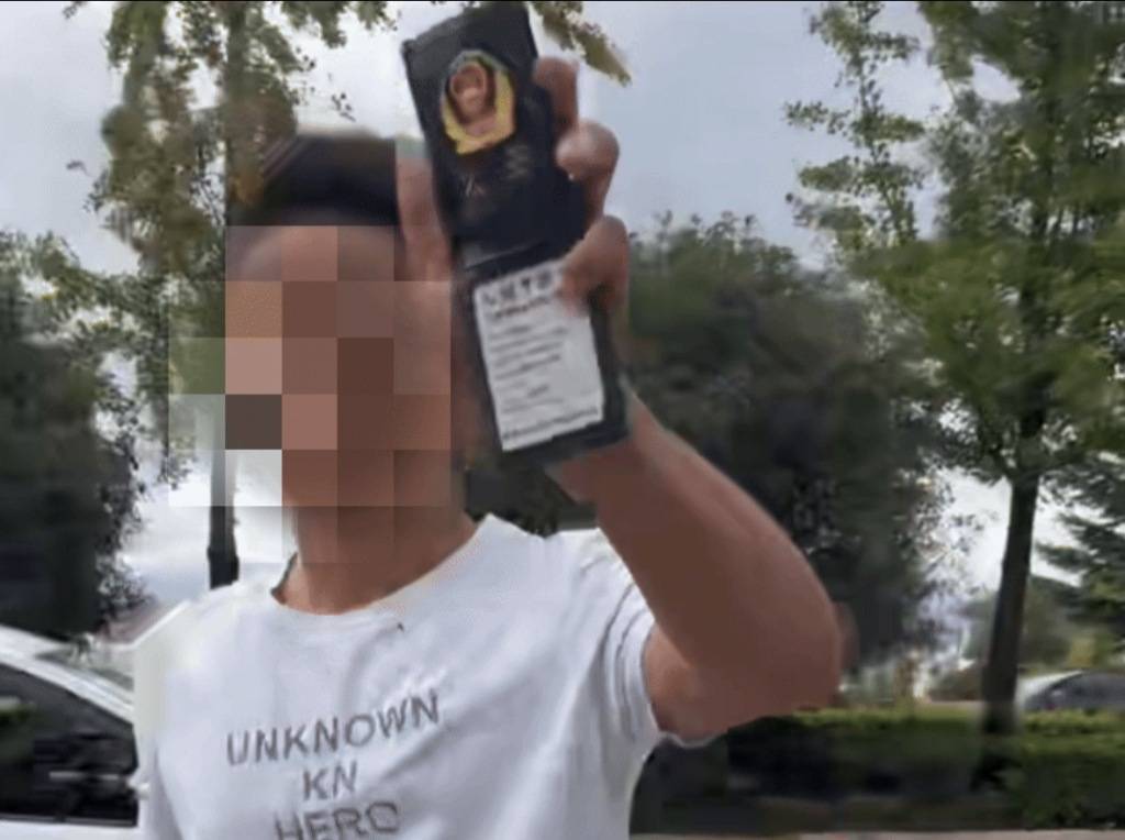 云南一男子駕車別停他人車輛后“亮警察證”，涉嫌非法持有、使用警用標(biāo)志被行拘:西鳳酒
