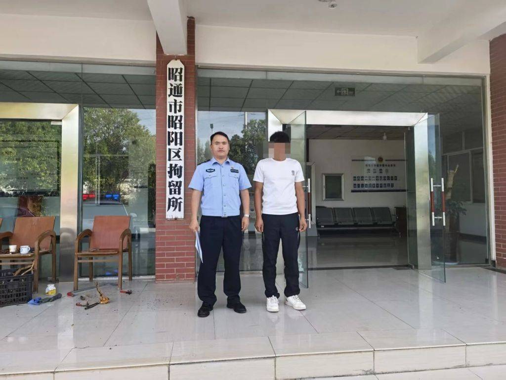 云南一男子駕車別停他人車輛后“亮警察證”<strong></p>
<p>西鳳酒
</strong>，涉嫌非法持有、使用警用標(biāo)志被行拘:西鳳酒
