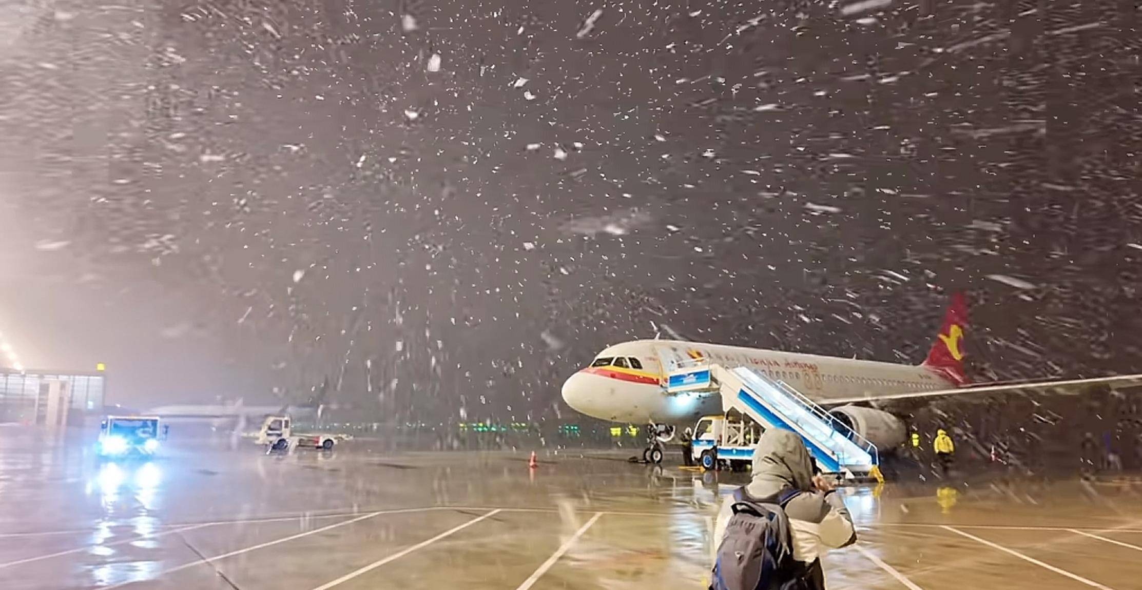 北方多地迎來(lái)第一場(chǎng)雪，黑龍江局地已出現(xiàn)暴雪，積雪深5厘米，氣象專家稱今年初雪略提前:西鳳酒
