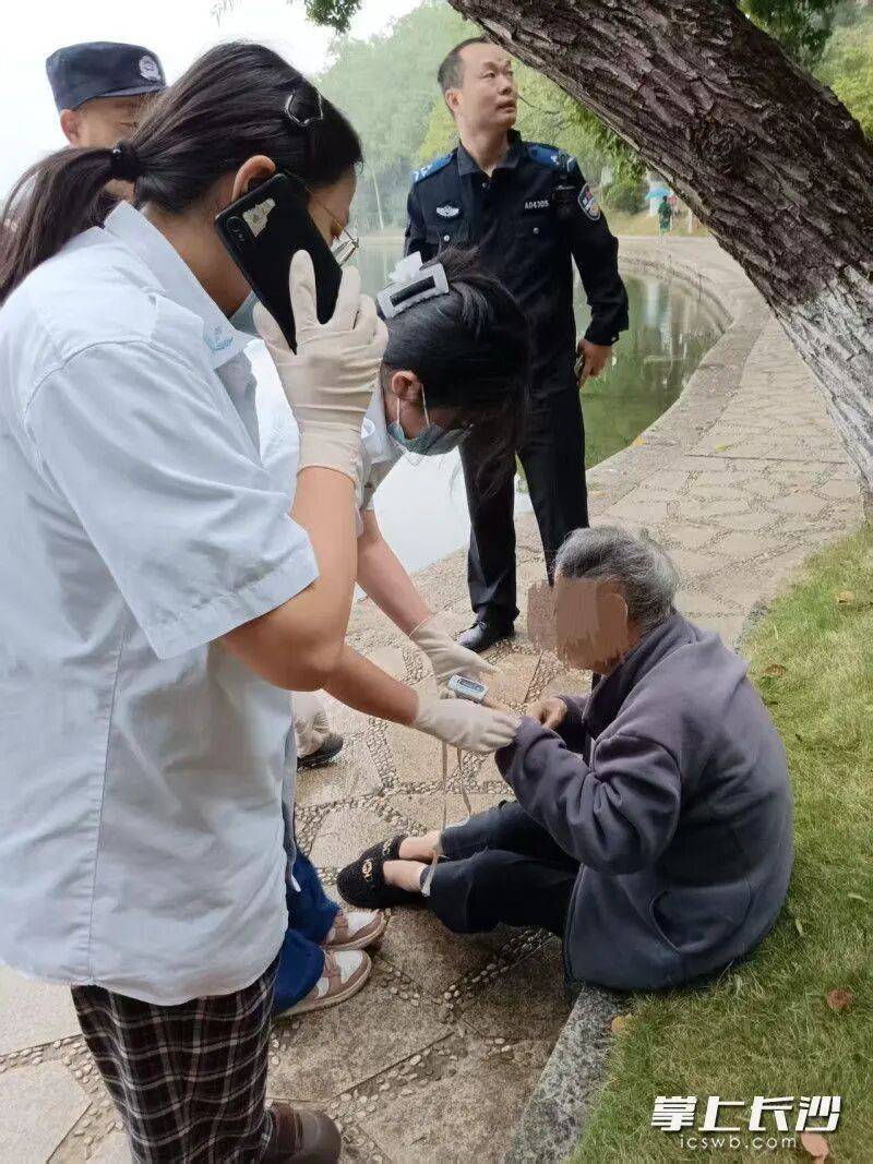 事發(fā)湖南烈士公園！80多歲老人不慎落湖<strong></p>
<p>西鳳酒
</strong>，眾多市民合力救助:西鳳酒
