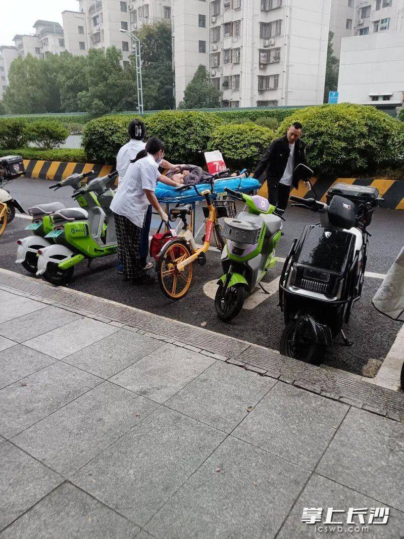事發(fā)湖南烈士公園！80多歲老人不慎落湖<strong></p>
<p>西鳳酒
</strong>，眾多市民合力救助:西鳳酒
