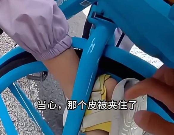 看著都疼<strong></p>
<p>西鳳酒
</strong>！上海街頭一男子突然求助：10歲女兒被死死卡??！這個行為太危險→:西鳳酒
