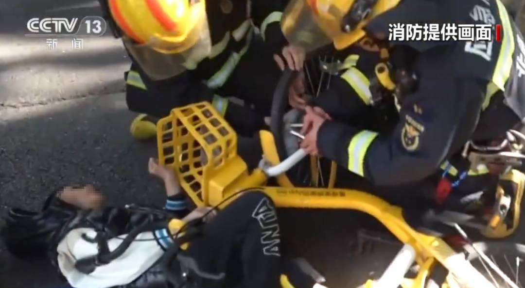 看著都疼<strong></p>
<p>西鳳酒
</strong>！上海街頭一男子突然求助：10歲女兒被死死卡?。∵@個行為太危險→:西鳳酒
