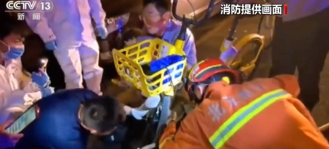 看著都疼<strong></p>
<p>西鳳酒
</strong>！上海街頭一男子突然求助：10歲女兒被死死卡??！這個行為太危險→:西鳳酒
