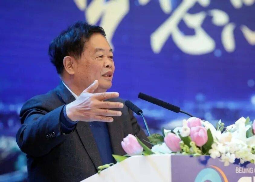 福耀玻璃：曹德旺辭去董事長(zhǎng)職務(wù)，選舉曹暉為新董事長(zhǎng):西鳳酒
