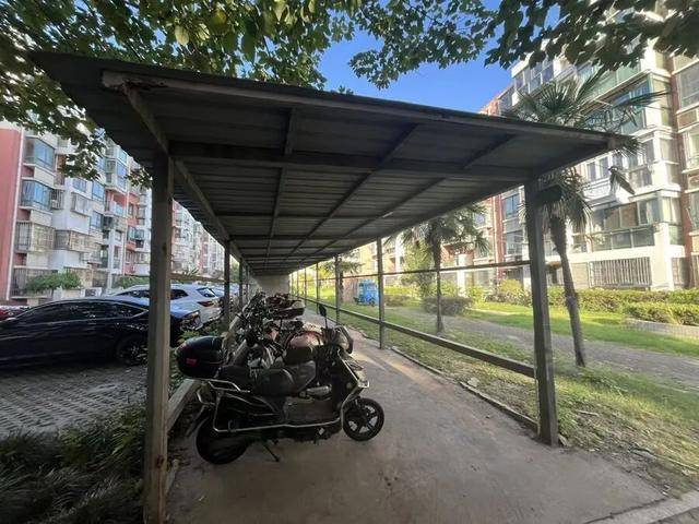 上海居民投訴后傻眼：只拆了一半！小區(qū)綠化被大量鐵皮房霸占，還有人住？居民直指小區(qū)公共收益疑云:西鳳酒
