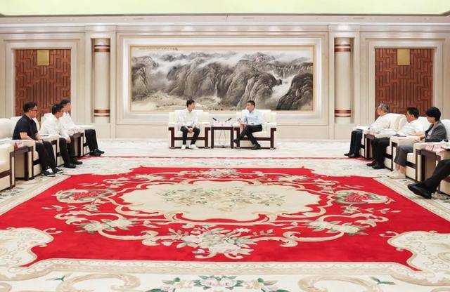 王興興回老家<strong></p>
<p>西鳳酒
</strong>，與市長(zhǎng)暢談，還與市政府簽了戰(zhàn)略合作協(xié)議:西鳳酒

