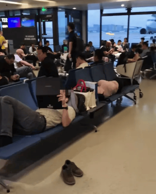 2名外國(guó)人在上海虹橋國(guó)際機(jī)場(chǎng)候機(jī)室躺臥<strong></p>
<p>西鳳酒
</strong>，占用6個(gè)座位，機(jī)場(chǎng)回應(yīng):西鳳酒
