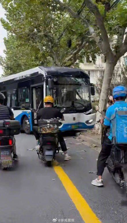 上海警方通報(bào)：男子故意多次急剎<strong></p>
<p>西鳳酒
</strong>，致公交車撞樹(shù)，兩名乘客受傷，行拘！:西鳳酒
