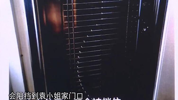 廣州一業(yè)主擅改入戶門方向<strong></p>
<p>西鳳酒
</strong>，致鄰居被困20分鐘！法院：改回去:西鳳酒

