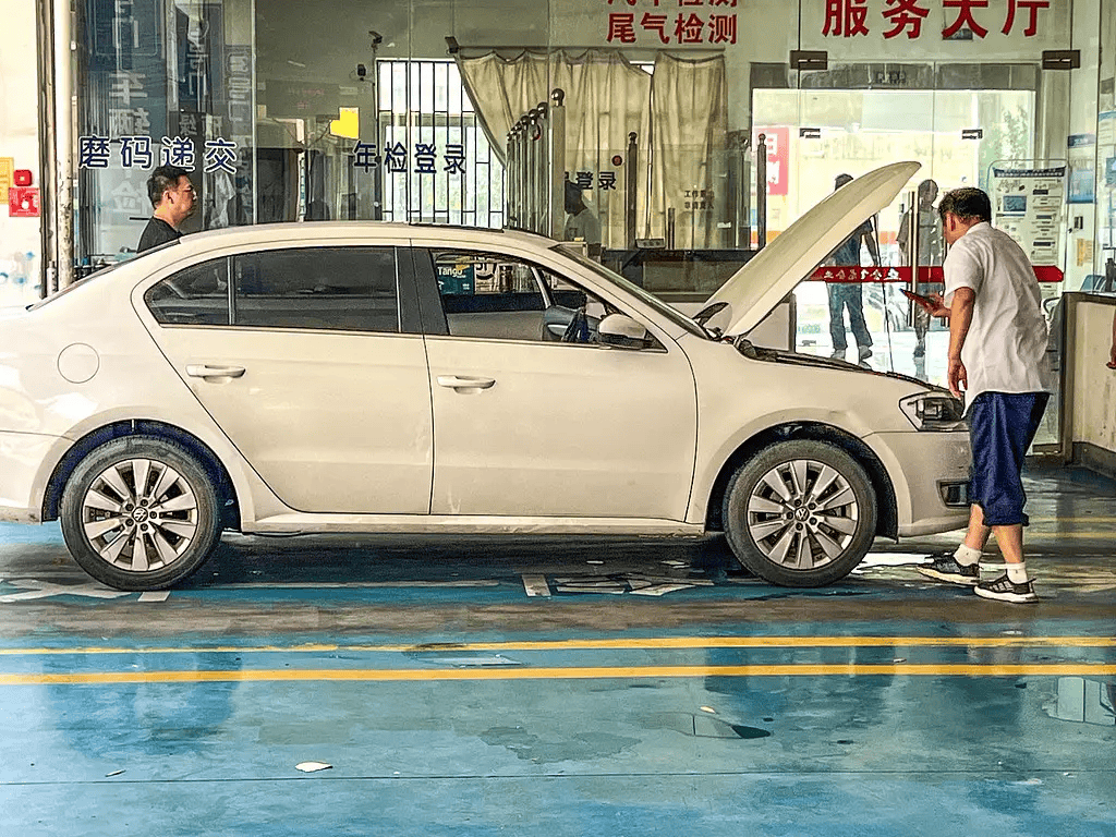 700萬蘭博基尼疑遭暴力年檢<strong></p>
<p>西鳳酒
</strong>，汽車年檢該取消嗎:西鳳酒
