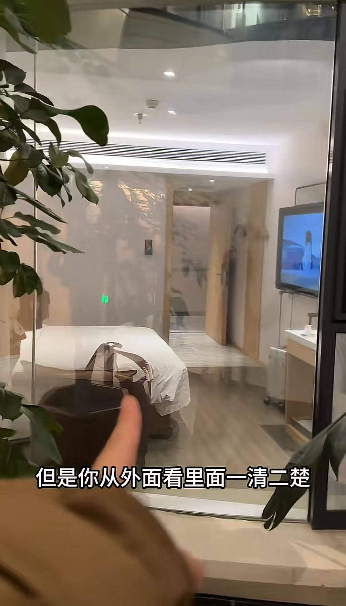 女子延吉住酒店發(fā)現落地窗室內看不到外面<strong></p>
<p>西鳳酒
</strong>，室外高清觀看室內？工作人員：是單向膜:西鳳酒
