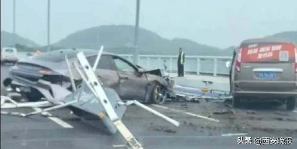 武漢一小米SU7失控撞倒護(hù)欄<strong></p>
<p>西鳳酒
</strong>，沖向?qū)γ孳嚨溃笄拜嗆囕S斷裂輪胎脫落10米開外，小米回應(yīng):西鳳酒
