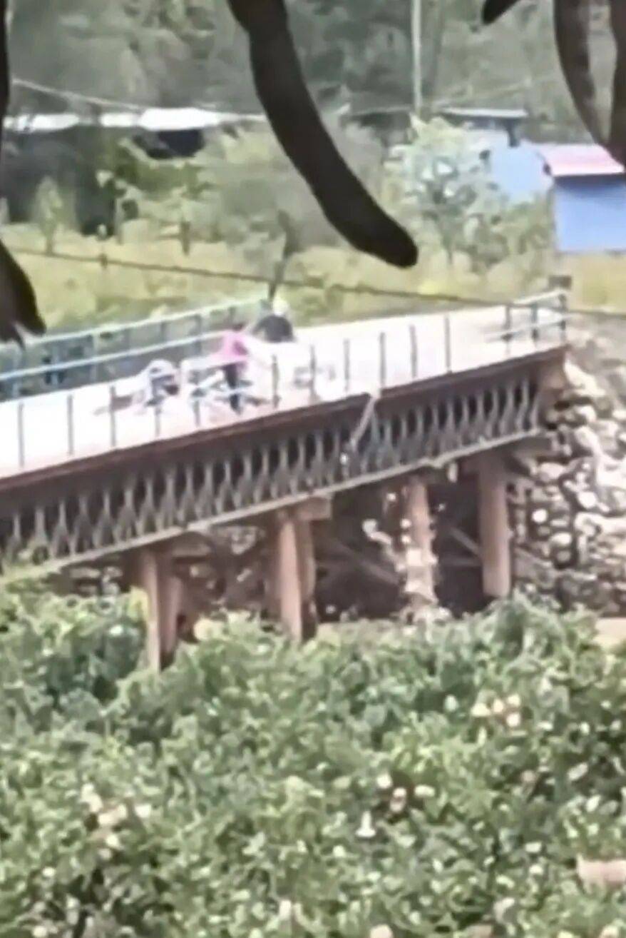 甘肅天水垃圾車往渭河傾倒垃圾<strong></p>
<p>西鳳酒
</strong>，村民稱河里漲水，大橋無監(jiān)控，鎮(zhèn)政府：正在調(diào)查處理:西鳳酒
