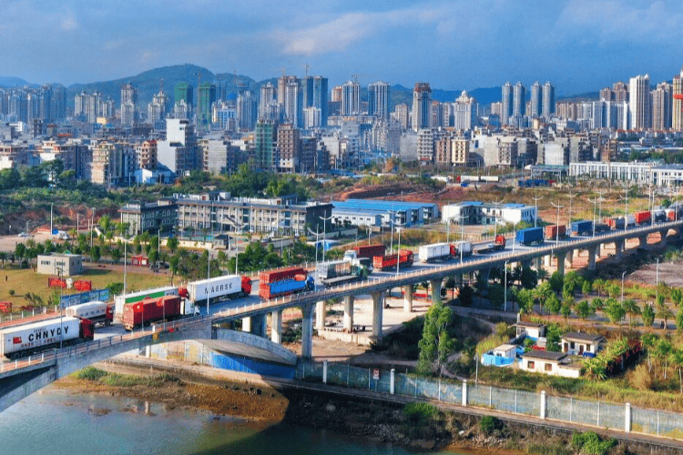 廣西東興國(guó)企總經(jīng)理被指“出軌抓現(xiàn)行”<strong></p>
<p>西鳳酒
</strong>，已免職！9月曾現(xiàn)身:西鳳酒
