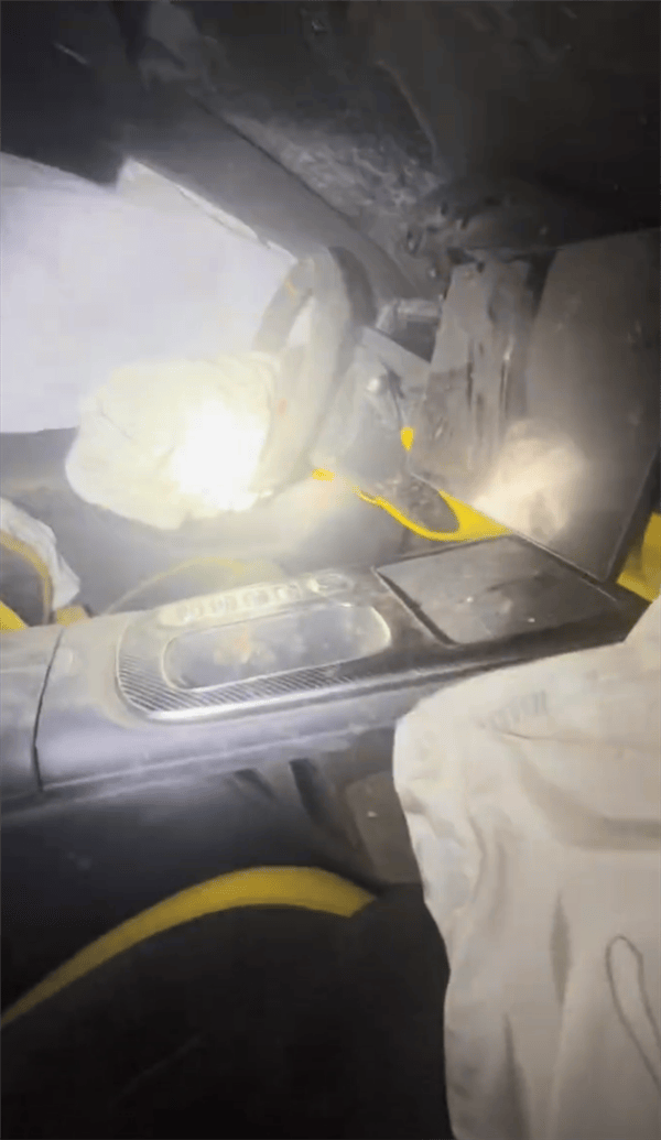 新疆一小米SU7 Ultra飛坡10多米翻滾多圈！車主發(fā)文：門能開<strong></p>
<p>西鳳酒
</strong>，沒起火:西鳳酒

