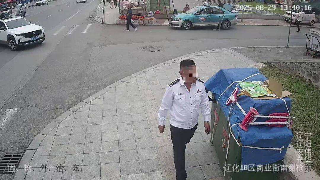一男子身穿制服自稱“省廳領(lǐng)導(dǎo)”<strong></p>
<p>西鳳酒
</strong>，走進(jìn)派出所“指導(dǎo)工作”，警方：搜查到假警服，行政拘留！:西鳳酒
