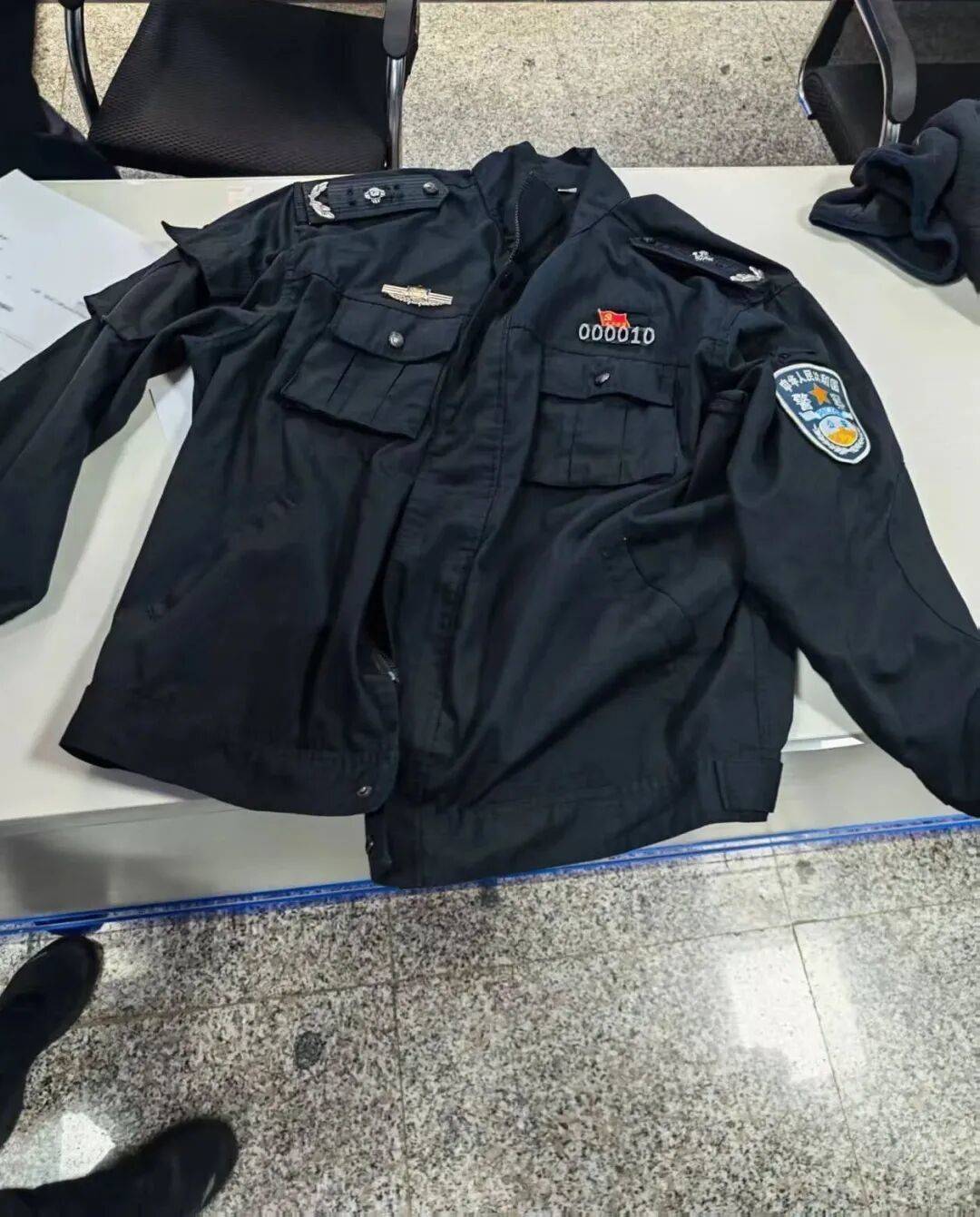 一男子身穿制服自稱“省廳領(lǐng)導(dǎo)”<strong></p>
<p>西鳳酒
</strong>，走進(jìn)派出所“指導(dǎo)工作”，警方：搜查到假警服，行政拘留！:西鳳酒
