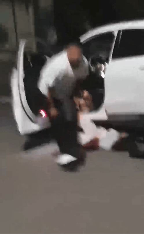 一男子凌晨聽(tīng)到兩聲呼救，循聲發(fā)現(xiàn)一女子在奔馳車(chē)外被白衣男勒昏！受害者：是受朋友之托借錢(qián)給白衣男，凌晨被騙至偏僻處遭非禮！:西鳳酒
