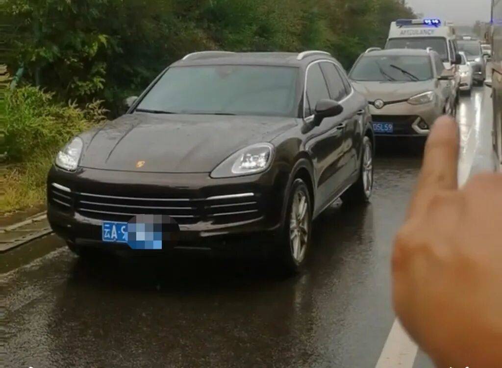 “18輛車占用高速應(yīng)急車道<strong></p>
<p>西鳳酒
</strong>，致救護(hù)車受阻”，處罰來了:西鳳酒
