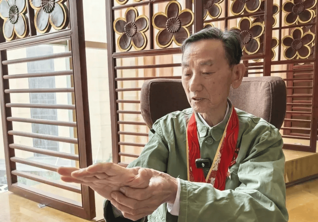 “老先生<strong></p>
<p>西鳳酒
</strong>，您把項(xiàng)鏈取下來(lái)再做CT”“你看是不是彈片”:西鳳酒
