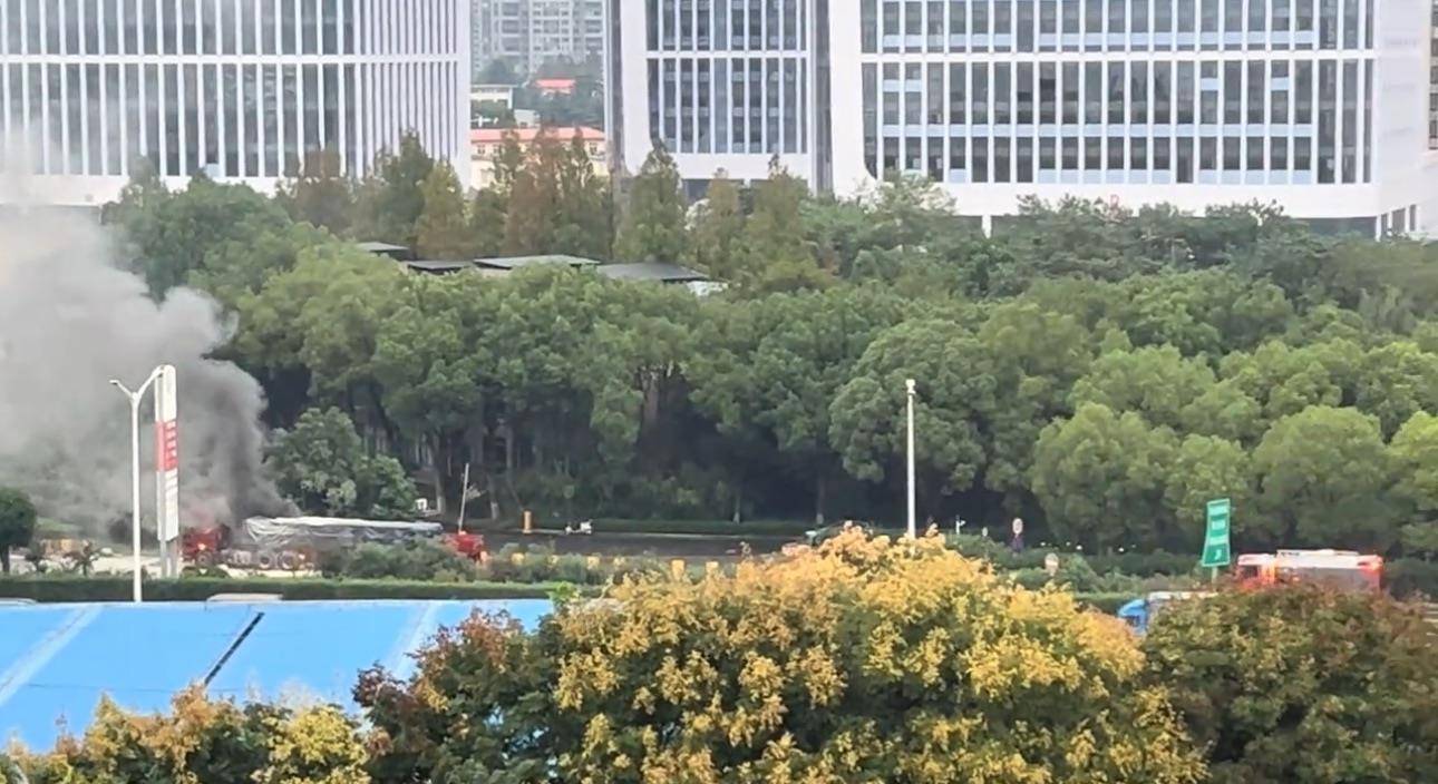 南京清晨突發(fā)巨響驚醒多位市民<strong></p>
<p>西鳳酒
</strong>，官方澄清不是爆炸：系貨車輪胎起火，已撲滅:西鳳酒
