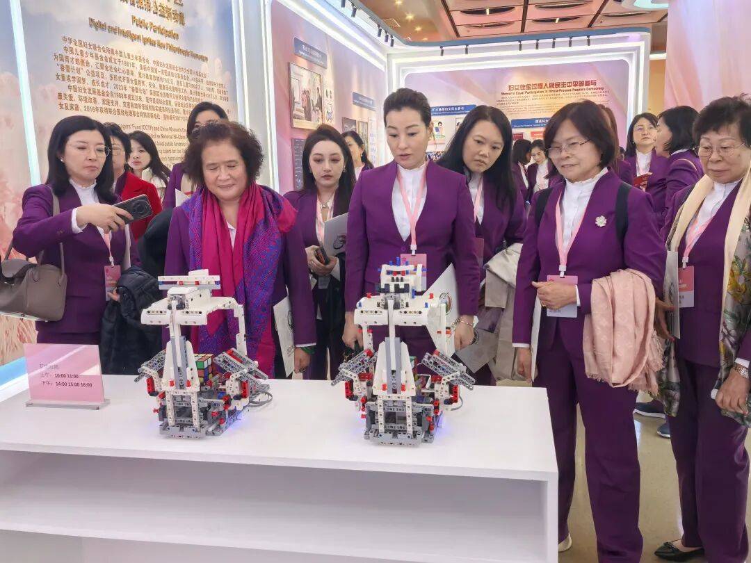 香港福建婦女協(xié)會代表團參觀“數智賦能婦女和女童成果展”:西鳳酒
