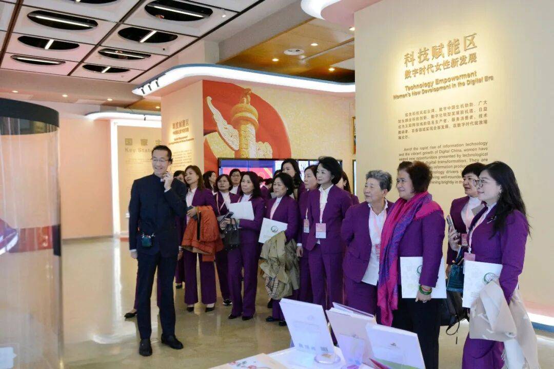 香港福建婦女協(xié)會代表團參觀“數智賦能婦女和女童成果展”:西鳳酒

