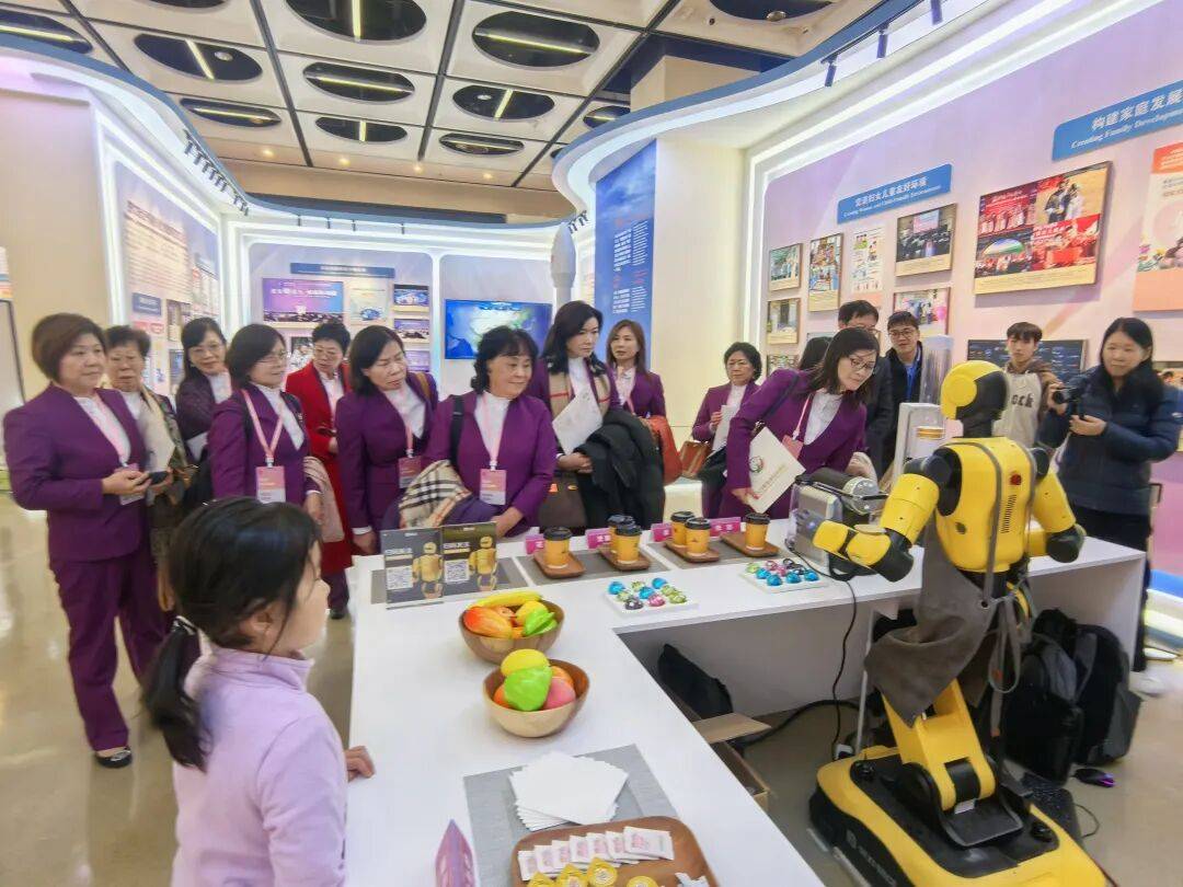 香港福建婦女協(xié)會代表團參觀“數智賦能婦女和女童成果展”:西鳳酒
